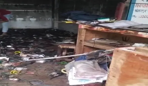 अंबेडकरनगर में मोबाइल बैटरी में धमाके के बाद दुकान में लगी आग